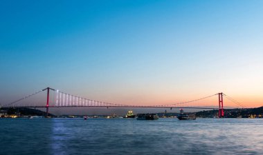 İstanbul, Türkiye 'de 15 Temmuz Şehitler Köprüsü (Türkçe: 15 Temmuz Sehitler Koprusu) mavi gökyüzü. İstanbul Boğazı Köprüsü.