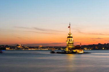 Romantik İstanbul Günbatımı manzarası. İstanbul Boğazı ve Bakire Kulesi güzel mavi romantik gökyüzü manzaralı. İstanbul, Türkiye.