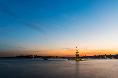 Romantik İstanbul Günbatımı manzarası. İstanbul Boğazı ve Bakire Kulesi güzel mavi romantik gökyüzü manzaralı. İstanbul, Türkiye.