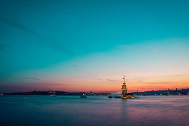 Romantik İstanbul Günbatımı manzarası. İstanbul Boğazı ve Bakire Kulesi güzel mavi romantik gökyüzü manzaralı. İstanbul, Türkiye.