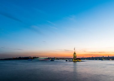 Romantik İstanbul Günbatımı manzarası. İstanbul Boğazı ve Bakire Kulesi güzel mavi romantik gökyüzü manzaralı. İstanbul, Türkiye.
