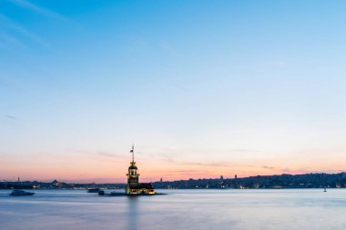Romantik İstanbul Günbatımı manzarası. İstanbul Boğazı ve Bakire Kulesi güzel mavi romantik gökyüzü manzaralı. İstanbul, Türkiye.