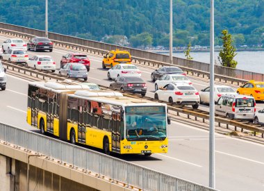 İSTANBUL, TURKEY - 21 Temmuz 2018: İstanbul Boğazı Köprüsü 'nde trafik (15 Temmuz Şehitler Köprüsü). İstanbul, Türkiye.