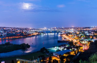 Pierre Loti Hill 'den Golden Horn' un mükemmel günbatımı manzarası. Eyup, İstanbul, Türkiye.