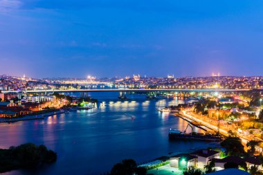 Pierre Loti Hill 'den Golden Horn' un mükemmel günbatımı manzarası. Eyup, İstanbul, Türkiye.