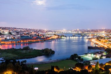 PİERRE LOTI Hill. Pierre Loti Hill 'den Golden Horn' un mükemmel günbatımı manzarası. Eyup, İstanbul, Türkiye.