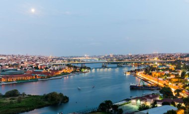 PİERRE LOTI Hill. Pierre Loti Hill 'den Golden Horn' un mükemmel günbatımı manzarası. Eyup, İstanbul, Türkiye.