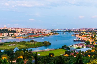 Pierre Loti Hill 'den Golden Horn' un mükemmel günbatımı manzarası. Eyup, İstanbul, Türkiye.