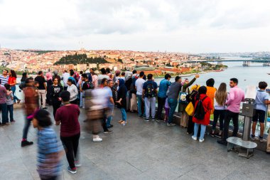 ISTANBUL, TURKEY - 24 Ağustos 2018 Pierre Loti Hill 'den Golden Horn' u izleyen insanlar. Eyup, İstanbul, Türkiye.