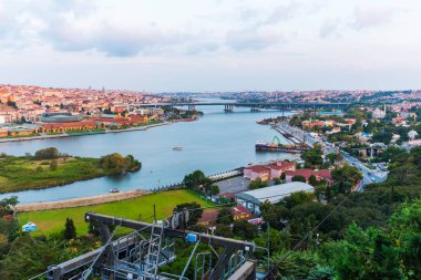 ISTANBUL, TURKEY - 24 Ağustos 2018 Pierre Loti Hill 'den Golden Horn' un mükemmel gün batımı manzarası. Eyup, İstanbul, Türkiye.