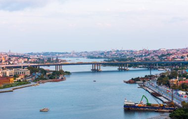 ISTANBUL, TURKEY - 24 Ağustos 2018 Pierre Loti Hill 'den Golden Horn' un mükemmel gün batımı manzarası. Eyup, İstanbul, Türkiye.