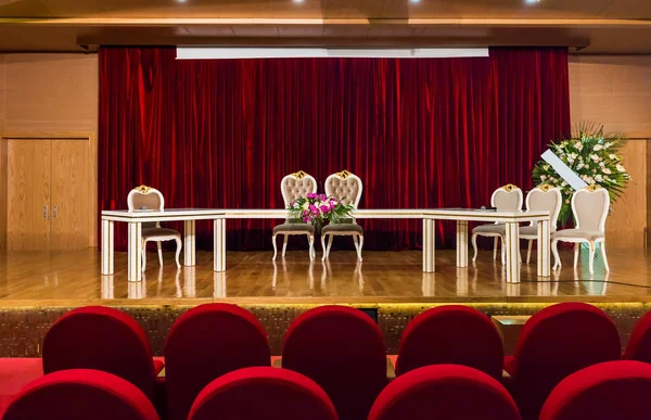 Mesa Boda Salón Bodas Con Fondo Cortina Terciopelo Rojo —  Fotos de Stock