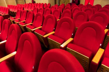 Boş kırmızı sandalyeler. Yakın çekim. Sinema, tiyatro, konser salonu.