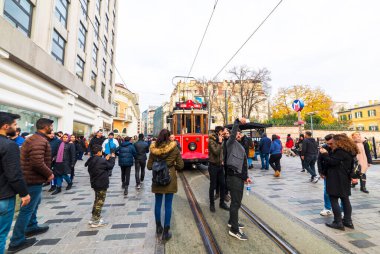 İSTANBUL, TURKEY - 22 Aralık 2018 İstanbul Nostaljik Kızıl Tramvayı. Taksim Istiklal Caddesi 'ndeki tarihi tramvay. Turistik popüler yer Taksim Istiklal Caddesi. Beyoğlu, İstanbul, Türkiye.