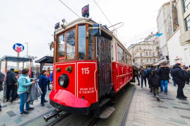 İSTANBUL, TURKEY - 22 Aralık 2018 İstanbul Nostaljik Kızıl Tramvayı. Taksim Istiklal Caddesi 'ndeki tarihi tramvay. Turistik popüler yer Taksim Istiklal Caddesi. Beyoğlu, İstanbul, Türkiye.