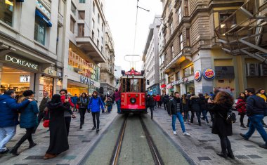 İSTANBUL, TURKEY - 22 Aralık 2018 İstanbul Nostaljik Kızıl Tramvayı. Taksim Istiklal Caddesi 'ndeki tarihi tramvay. Turistik popüler yer Taksim Istiklal Caddesi. Beyoğlu, İstanbul, Türkiye.