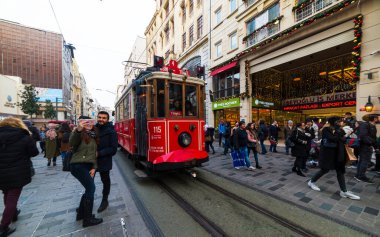 İSTANBUL, TURKEY - 22 Aralık 2018 İstanbul Nostaljik Kızıl Tramvayı. Taksim Istiklal Caddesi 'ndeki tarihi tramvay. Turistik popüler yer Taksim Istiklal Caddesi. Beyoğlu, İstanbul, Türkiye.
