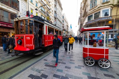 İSTANBUL, TURKEY - 22 Aralık 2018 İstanbul Nostaljik Kızıl Tramvayı. Taksim Istiklal Caddesi 'ndeki tarihi tramvay. Turistik popüler yer Taksim Istiklal Caddesi. Beyoğlu, İstanbul, Türkiye.