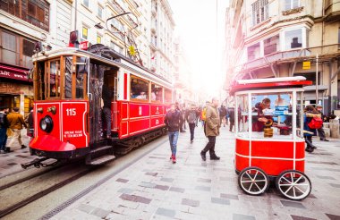 İSTANBUL, TURKEY - 22 Aralık 2018 İstanbul Nostaljik Kızıl Tramvayı. Taksim Istiklal Caddesi 'ndeki tarihi tramvay. Turistik popüler yer Taksim Istiklal Caddesi. Beyoğlu, İstanbul, Türkiye.