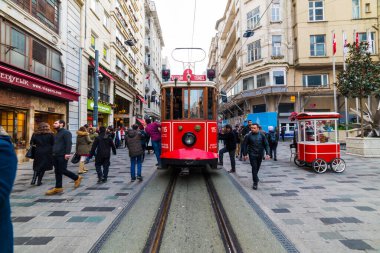 İSTANBUL, TURKEY - 22 Aralık 2018 İstanbul Nostaljik Kızıl Tramvayı. Taksim Istiklal Caddesi 'ndeki tarihi tramvay. Turistik popüler yer Taksim Istiklal Caddesi. Beyoğlu, İstanbul, Türkiye.