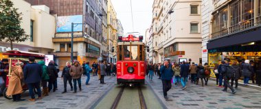 İSTANBUL, TURKEY - 22 Aralık 2018 İstanbul Nostaljik Kızıl Tramvayı. Taksim Istiklal Caddesi 'ndeki tarihi tramvay. Turistik popüler yer Taksim Istiklal Caddesi. Beyoğlu, İstanbul, Türkiye.