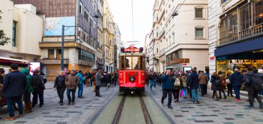 İSTANBUL, TURKEY - 22 Aralık 2018 İstanbul Nostaljik Kızıl Tramvayı. Taksim Istiklal Caddesi 'ndeki tarihi tramvay. Turistik popüler yer Taksim Istiklal Caddesi. Beyoğlu, İstanbul, Türkiye.