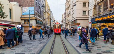 İSTANBUL, TURKEY - 22 Aralık 2018 İstanbul Nostaljik Kızıl Tramvayı. Taksim Istiklal Caddesi 'ndeki tarihi tramvay. Turistik popüler yer Taksim Istiklal Caddesi. Beyoğlu, İstanbul, Türkiye.
