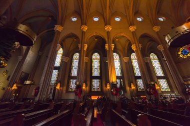 İSTANBUL, TURKEY 22 ARALIK 2018: İstiklal Caddesi, Taksim. İstanbul 'daki en büyük Katolik kilisesi..