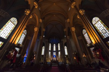 İSTANBUL, TURKEY 22 ARALIK 2018: İstiklal Caddesi, Taksim. İstanbul 'daki en büyük Katolik kilisesi..