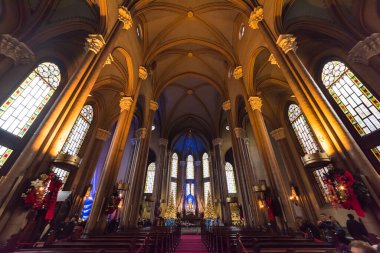 İSTANBUL, TURKEY 22 ARALIK 2018: İstiklal Caddesi, Taksim. İstanbul 'daki en büyük Katolik kilisesi..