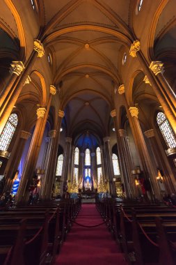 İSTANBUL, TURKEY 22 ARALIK 2018: İstiklal Caddesi, Taksim. İstanbul 'daki en büyük Katolik kilisesi..