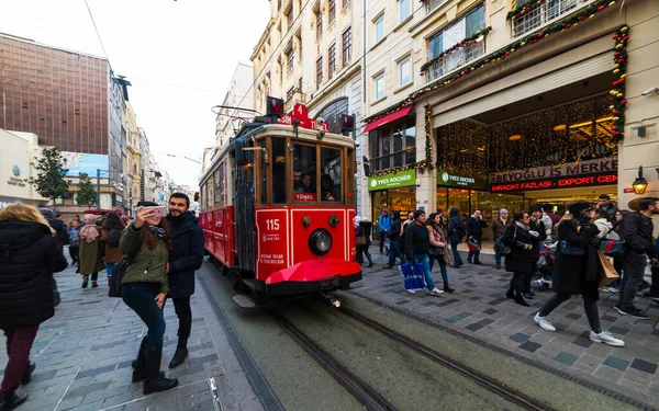 Stanbul Turkey Aralık 2018 Stanbul Nostaljik Kızıl Tramvayı Taksim Istiklal — Stok fotoğraf