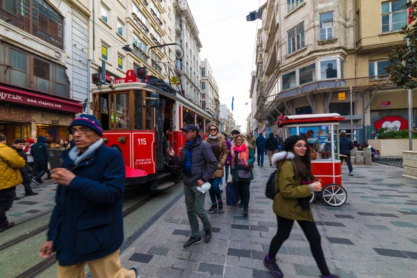 Stanbul Turkey Aralık 2018 Stanbul Nostaljik Kızıl Tramvayı Taksim Istiklal — Stok fotoğraf