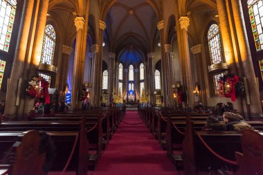 İSTANBUL, TURKEY 22 ARALIK 2018: İstiklal Caddesi, Taksim. İstanbul 'daki en büyük Katolik kilisesi..