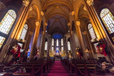 İSTANBUL, TURKEY 22 ARALIK 2018: İstiklal Caddesi, Taksim. İstanbul 'daki en büyük Katolik kilisesi..
