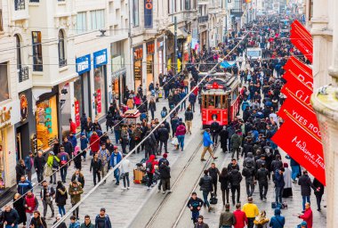 İSTANBUL, TURKEY - 22 Aralık 2018 İstanbul Nostaljik Kızıl Tramvayı. Taksim Istiklal Caddesi 'ndeki tarihi tramvay. Turistik popüler yer Taksim Istiklal Caddesi. Beyoğlu, İstanbul, Türkiye.