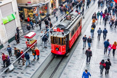 İSTANBUL, TURKEY - 22 Aralık 2018 İstanbul Nostaljik Kızıl Tramvayı. Taksim Istiklal Caddesi 'ndeki tarihi tramvay. Turistik popüler yer Taksim Istiklal Caddesi. Beyoğlu, İstanbul, Türkiye.