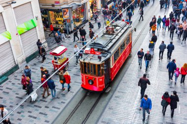 İSTANBUL, TURKEY - 22 Aralık 2018 İstanbul Nostaljik Kızıl Tramvayı. Taksim Istiklal Caddesi 'ndeki tarihi tramvay. Turistik popüler yer Taksim Istiklal Caddesi. Beyoğlu, İstanbul, Türkiye.