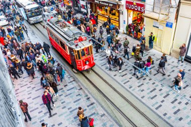 İSTANBUL, TURKEY - 22 Aralık 2018 İstanbul Nostaljik Kızıl Tramvayı. Taksim Istiklal Caddesi 'ndeki tarihi tramvay. Turistik popüler yer Taksim Istiklal Caddesi. Beyoğlu, İstanbul, Türkiye.