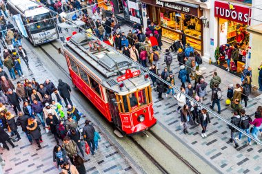 İSTANBUL, TURKEY - 22 Aralık 2018 İstanbul Nostaljik Kızıl Tramvayı. Taksim Istiklal Caddesi 'ndeki tarihi tramvay. Turistik popüler yer Taksim Istiklal Caddesi. Beyoğlu, İstanbul, Türkiye.