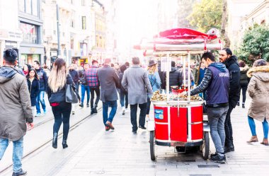 İSTANBUL, TURKEY - 22 ARALIK 2018 Taksim İstiklal Caddesi. Taksim Istiklal Caddesi 'nde kestane satıcısı. Beyoğlu, İstanbul, Türkiye.