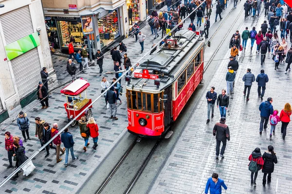 İSTANBUL, TURKEY - 22 Aralık 2018 İstanbul Nostaljik Kızıl Tramvayı. Taksim Istiklal Caddesi 'ndeki tarihi tramvay. Turistik popüler yer Taksim Istiklal Caddesi. Beyoğlu, İstanbul, Türkiye.