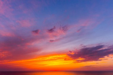 Güzel gün batımı dramatik bulutlu gökyüzü. Gün batımı manzarası.
