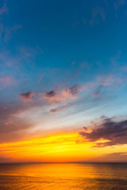 Güzel gün batımı bulutlu gökyüzü. Gün batımı manzarası.