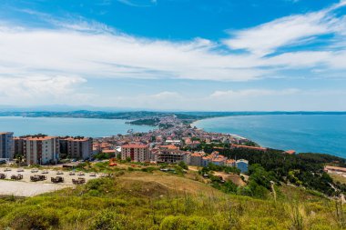 Sinop, Türkiye. Sinop City, Türkiye 'nin en kuzeyindeki şehir. Sinop ili, Türkiye 'nin Karadeniz kıyısında bir ildir. Güzel Sinop Yarımadası Manzarası.