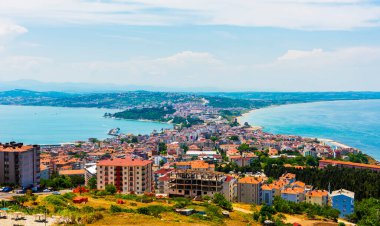 Sinop, Türkiye. Sinop City, Türkiye 'nin en kuzeyindeki şehir. Sinop ili, Türkiye 'nin Karadeniz kıyısında bir ildir. Güzel Sinop Yarımadası Manzarası.