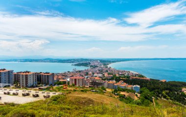 Sinop, Türkiye. Sinop City, Türkiye 'nin en kuzeyindeki şehir. Sinop ili, Türkiye 'nin Karadeniz kıyısında bir ildir. Güzel Sinop Yarımadası Manzarası.