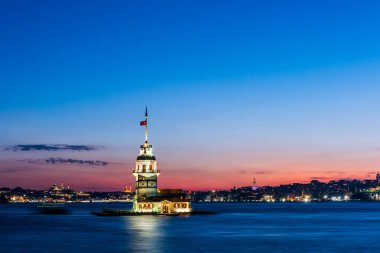İstanbul, Türkiye 'de gün batımında gökyüzü olan Bakire Kulesi (KIZ KULESI - USKUDAR)