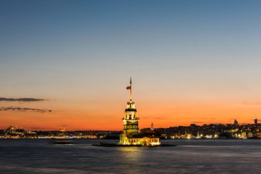 İstanbul, Türkiye 'de gün batımında gökyüzü olan Bakire Kulesi (KIZ KULESI - USKUDAR)