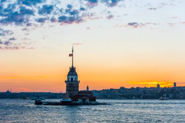 İstanbul, Türkiye 'de gün batımında gökyüzü olan Bakire Kulesi (KIZ KULESI - USKUDAR)